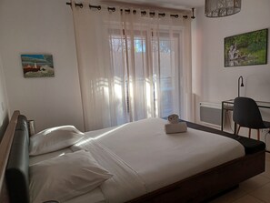 1 chambre, bureau, fer et planche Ă repasser, lit parapluie