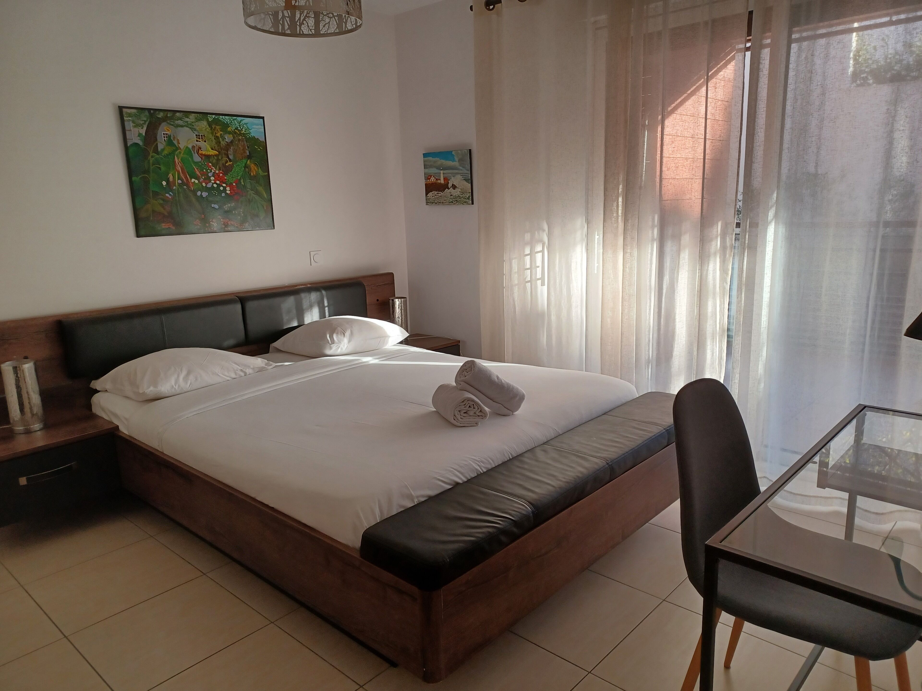 1 habitación, escritorio, tabla de planchar con plancha y cuna de viaje 