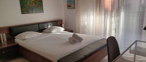 1 habitación, escritorio, tabla de planchar con plancha y cuna de viaje