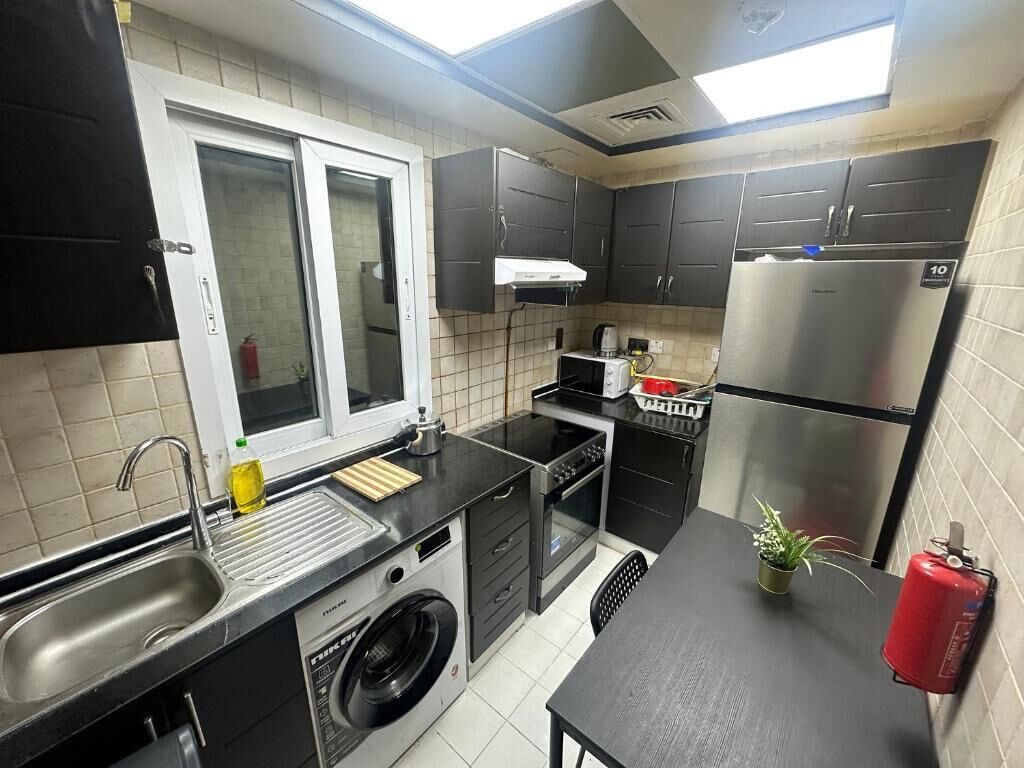 Geladeira, micro-ondas, cooktop