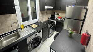 Geladeira, micro-ondas, cooktop