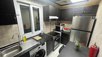 Geladeira, micro-ondas, cooktop