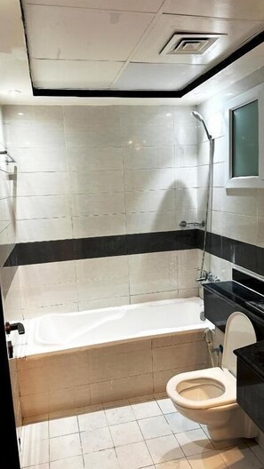 Combined shower/bathtub, towels - Cozy Corner Partition Room in Al Seef (Dubai)