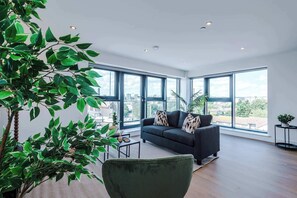 2 bedrooms, Internet - Premium City Penthouse Ideal For Business (Leeds)