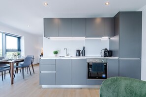 2 bedrooms, Internet - Premium City Penthouse Ideal For Business (Leeds)