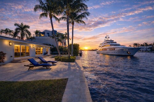 Luxury Intracoastal Home, Heated Pool, Walk to Beach, Yacht Views, Restaurants.