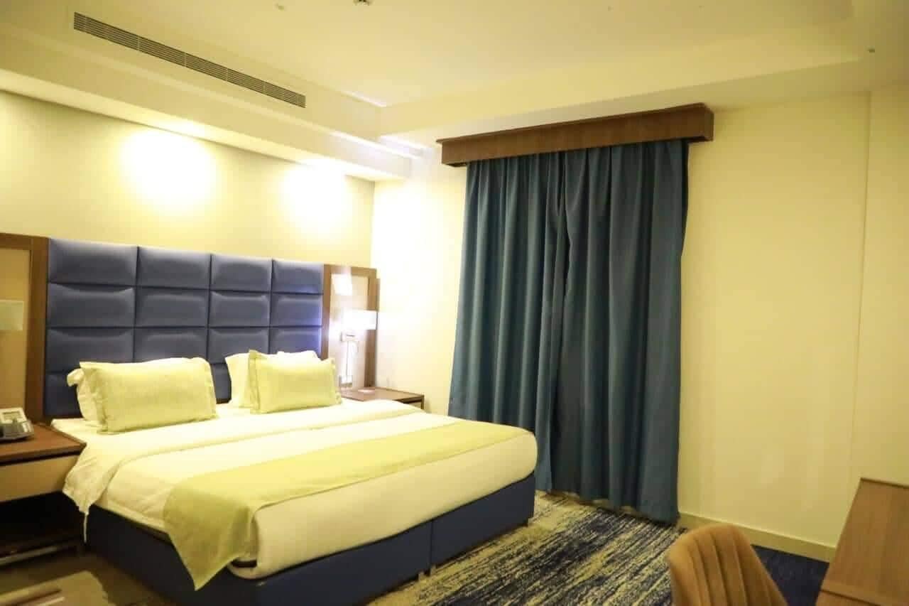 Caja de seguridad en la habitación y tabla de planchar con plancha 