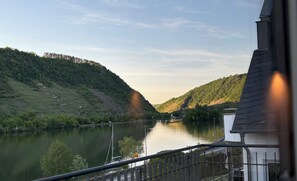Property grounds - 5 star (DTV) vacation apartment ''Auszeit''- directly on the Moselle with large balcony (Oberfell)