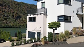 Unclassified image, 4 of 23, button - 5 star (DTV) vacation apartment ''Auszeit''- directly on the Moselle with large balcony (Oberfell)