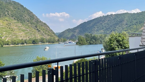 Unclassified image, 1 of 23, button - 5 star (DTV) vacation apartment ''Auszeit''- directly on the Moselle with large balcony (Oberfell)