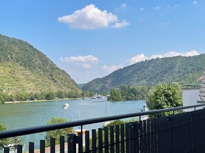 Property grounds - 5-Star (DTV) Vacation Apartment “Auszeit” — Right on the Moselle River with a Large Balcony (Oberfell)