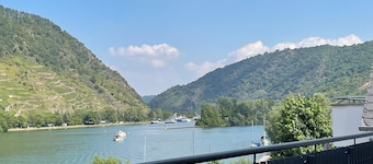 5 star (DTV) vacation apartment ''Auszeit''- directly on the Moselle with large balcony