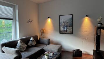 Fernseher, DVD-Player, Bücher, Stereoanlage