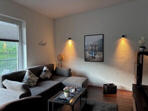 Tv, dvd-afspiller, bøger, stereoanlæg