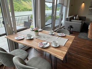 Dining - 5 star (DTV) vacation apartment ''Auszeit''- directly on the Moselle with large balcony (Oberfell)