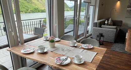 5 star (DTV) vacation apartment ''Auszeit''- directly on the Moselle with large balcony