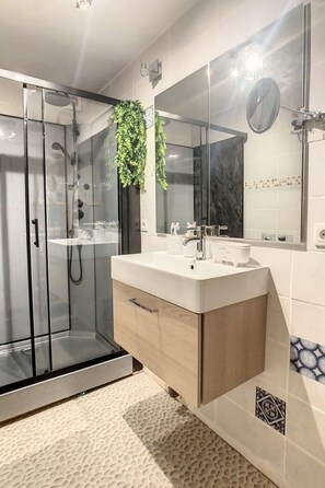Bathroom - Villa Clem by Interhome (Saint-Raphaël)