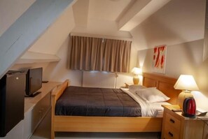 Economy-Vierbettzimmer | Zimmersafe, Bügeleisen/Bügelbrett, kostenloses WLAN