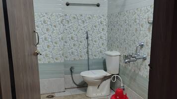 Phòng đôi Deluxe | Phòng tắm | Buồng tắm vòi sen, khăn tắm