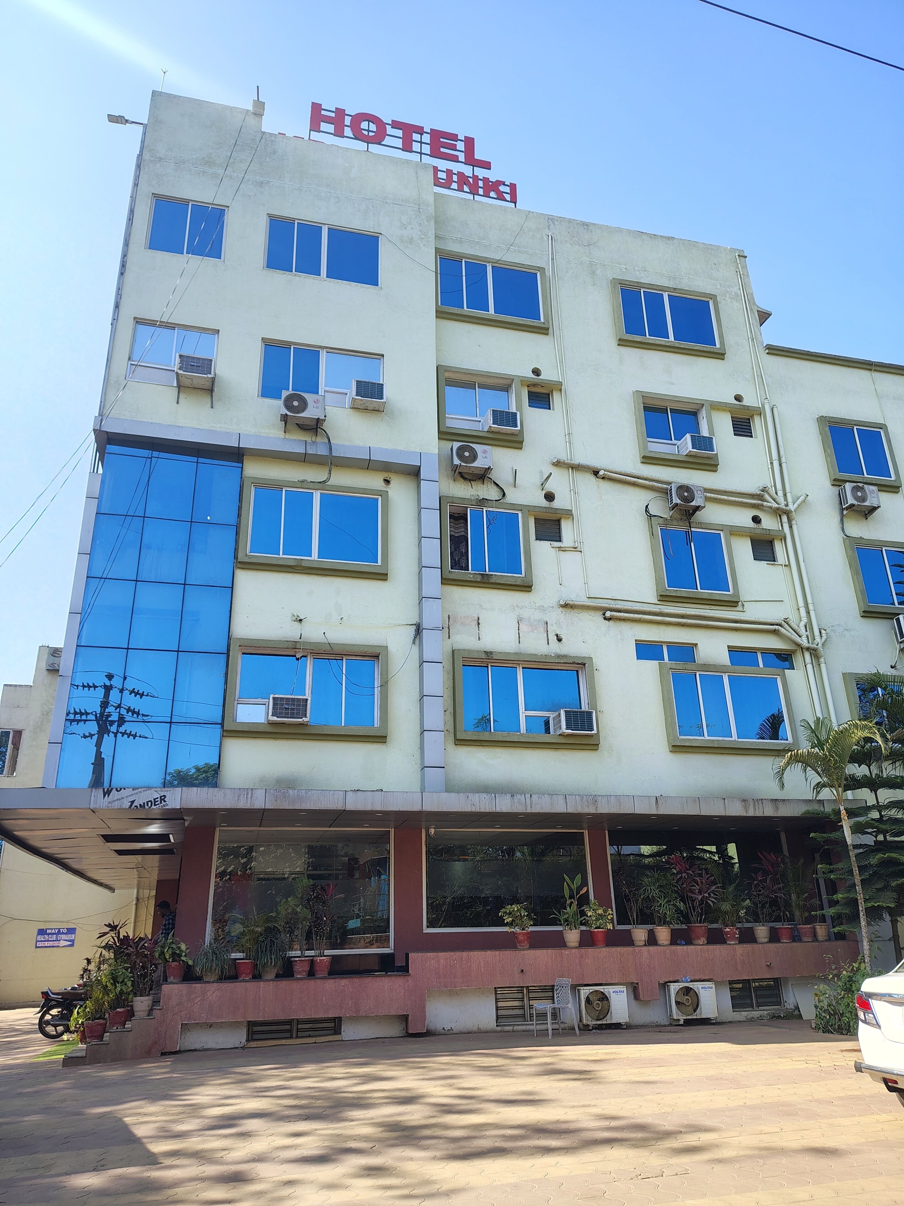 A multi-story hotel building with a sign reading "HOTEL UNKI" at the top.