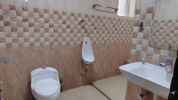 Suíte estúdio conforto | Banheiro | Chuveiro, toalhas de banho