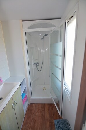 Shower - Mobile home with plenty of space, not overlooked, 5 minutes from Royan beaches (Meschers-sur-Gironde)