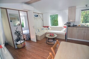 Living area - Mobile home with plenty of space, not overlooked, 5 minutes from Royan beaches (Meschers-sur-Gironde)