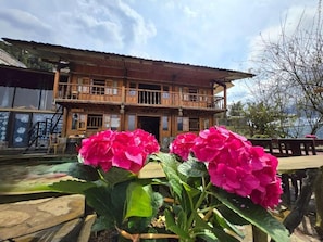 Economy-Doppel- oder -Zweibettzimmer, Balkon, Bergblick | Aussenbereich