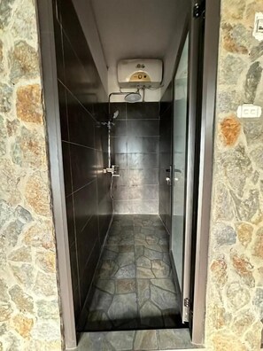 Shower, pengering rambut, sandal, dan handuk