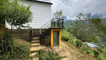 Bungalow – deluxe, balkong, fjellutsikt | Overnattingsstedets uteområder