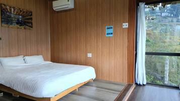 Een bureau, geluiddichte muren, een strijkplank/strijkijzer, gratis wifi