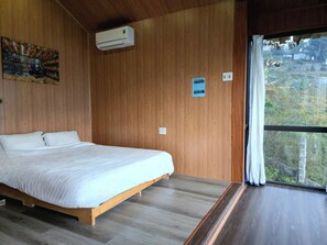 Escriptori, habitacions insonoritzades i planxa i posts de planxar 