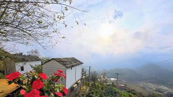 Deluxe Bungalow, Balcony, Mountain View | Property grounds