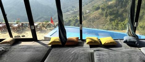 Dormitorio compartido familiar | Decoración personalizada, muebles diferentes y escritorio