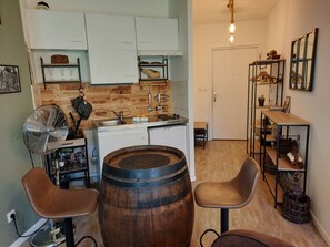 Réfrigérateur, micro-ondes, four, plaque de cuisson