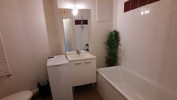 Sèche-cheveux, serviettes fournies, papier toilette