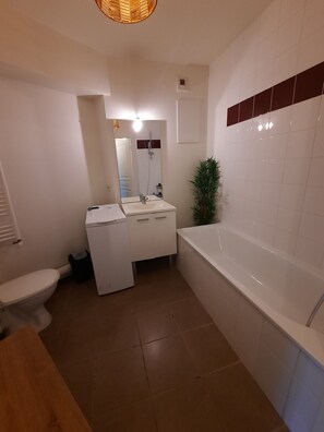 Hair dryer, towels, toilet paper - Vinea Urbana - Nearby Gastronomic City (Dijon)