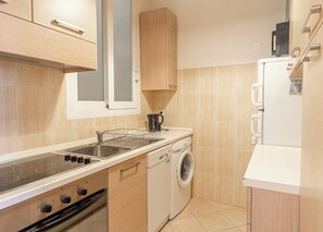 Frigorifero, microonde, forno, piano cottura