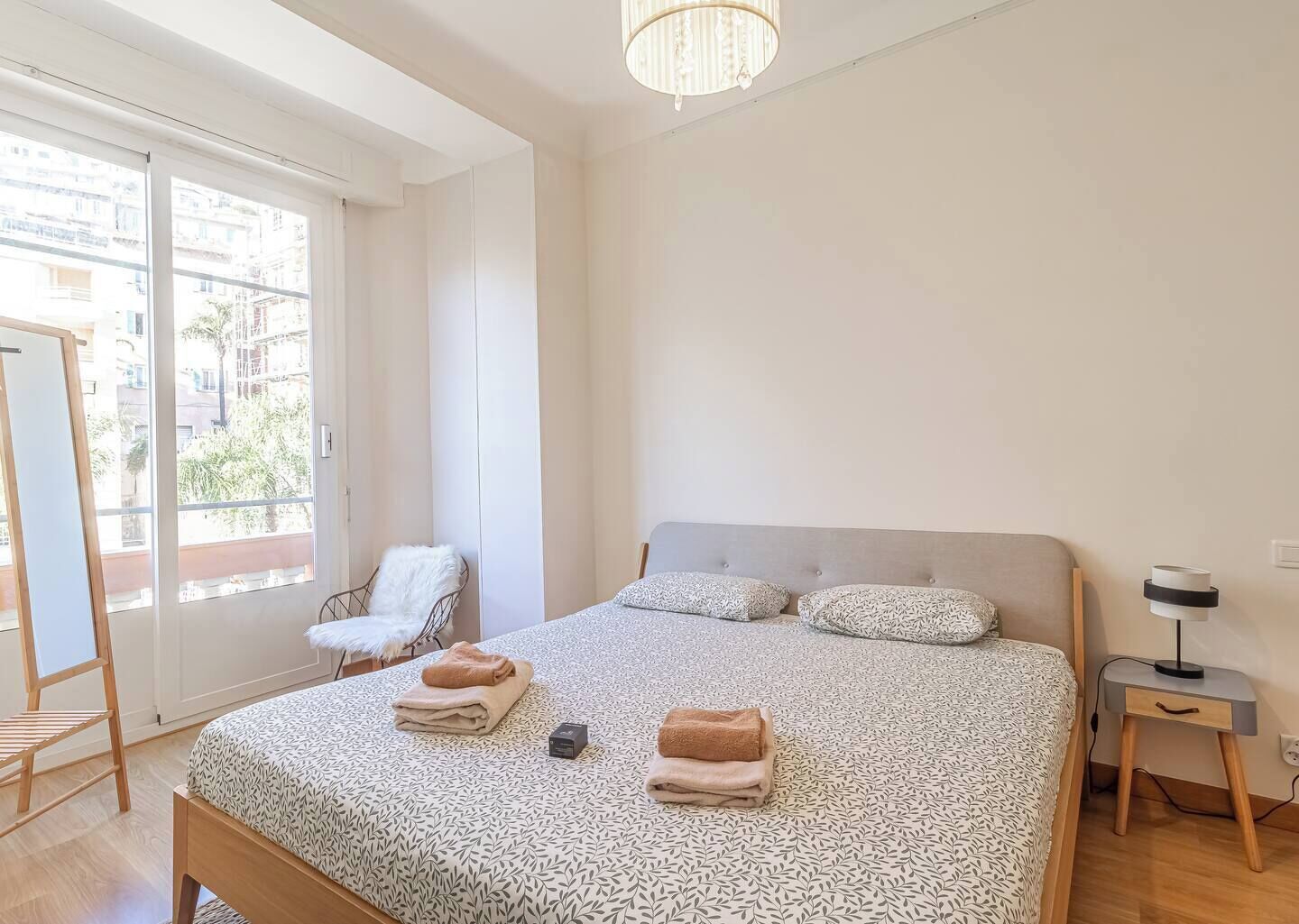 Een strijkplank/strijkijzer, gratis wifi, beddengoed