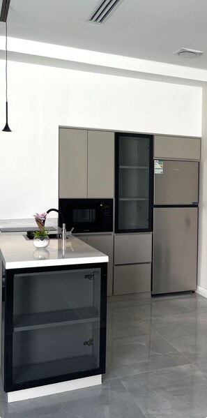 Private kitchen - Serene 1-bedroom chalet with Pool and Water play in charming Diriyah (Diriyah)