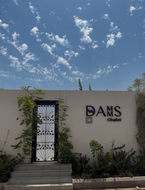 Exterior detail - Serene 1-bedroom chalet with Pool and Water play in charming Diriyah (Diriyah)