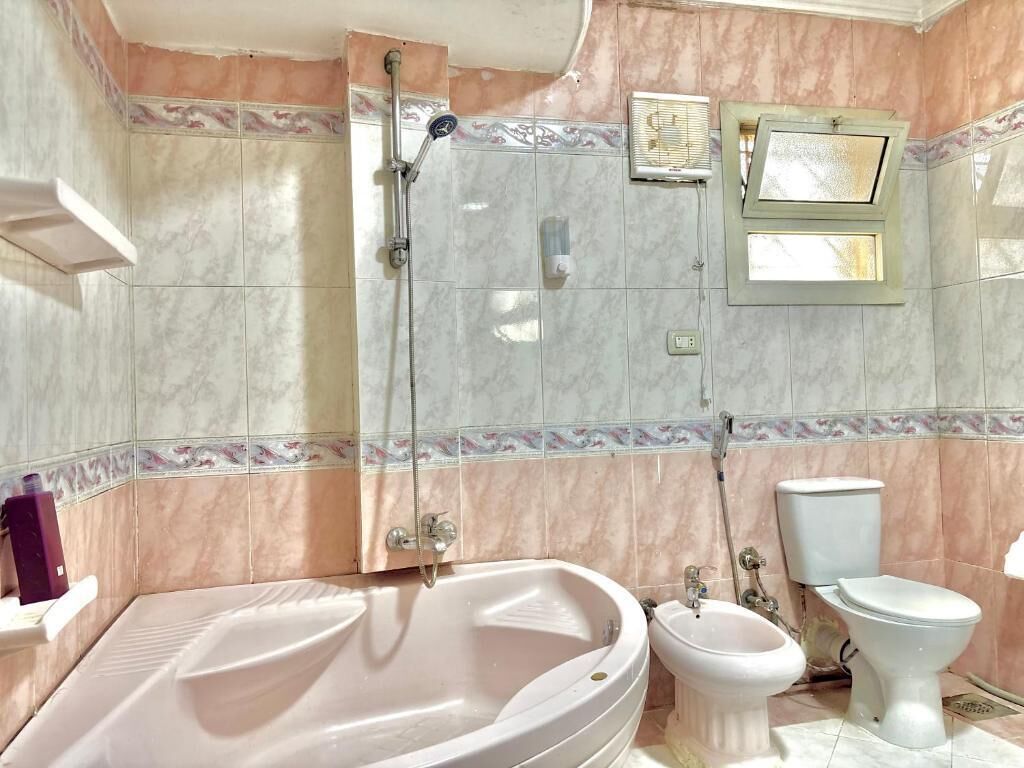 Apartamento Deluxe, 3 habitaciones | Baño | Bañera y ducha independientes, secador de pelo, zapatillas y toallas