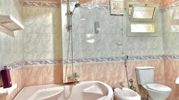 Bañera y ducha independientes, secador de pelo, pantuflas, toallas