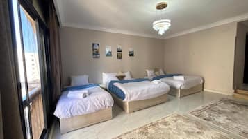 Escritorio, cortinas blackout y wifi gratis