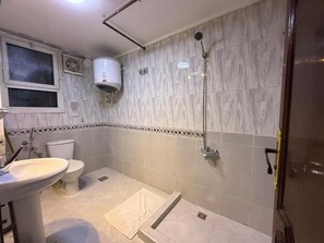 Deluxe Apartment, 3 Bedrooms | Bilik Mandi | Tab mandi dan pancuran berasingan, pengering rambut, selipar 