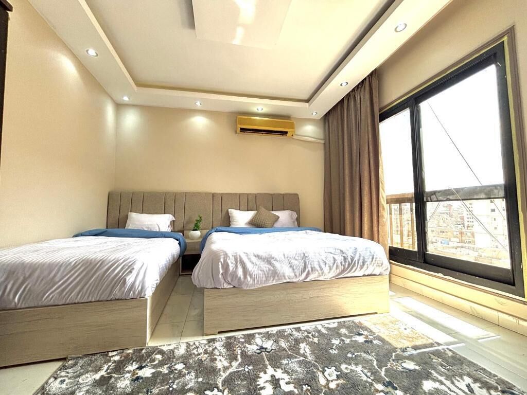 Escritorio, cortinas blackout y wifi gratis 