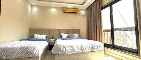 Appartement Deluxe, 3 chambres | Bureau, rideaux dâobscurcissement, accĂšs au Wi-Fi (inclus)