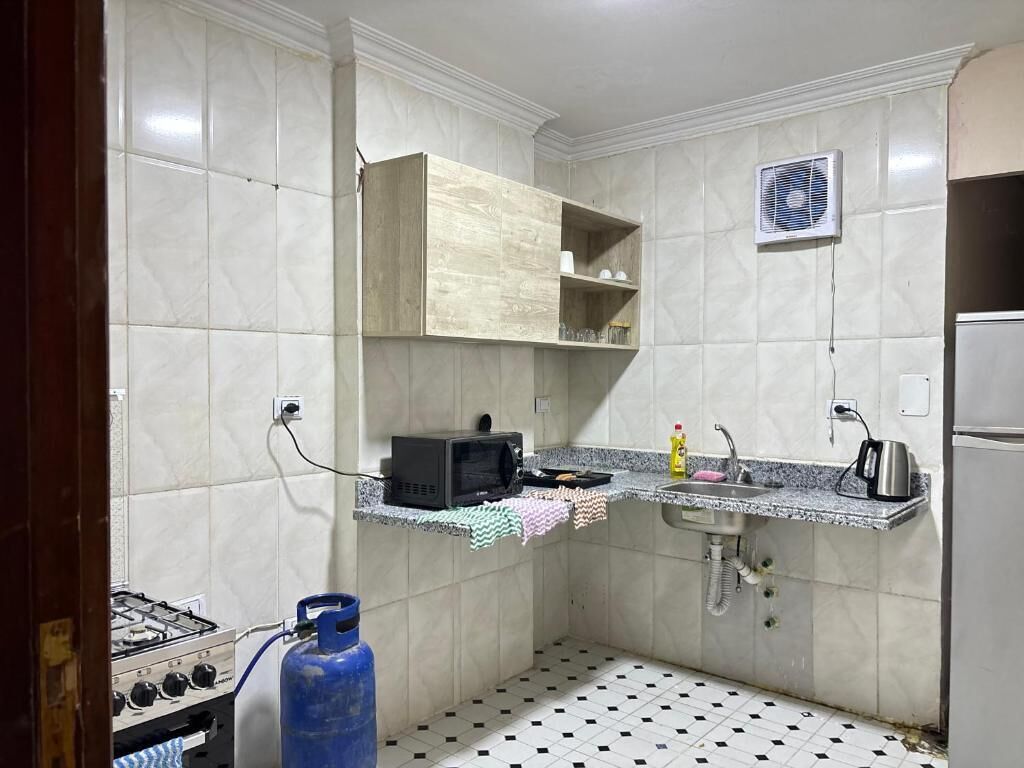 Frigorífico, microondas, horno y placa de cocina