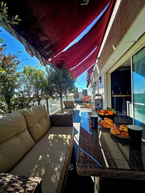 Outdoor dining - Twelve minutes' walk from the convention center, train station and beach (Cannes)