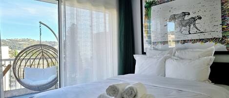 Tabla de planchar con plancha, internet y ropa de cama